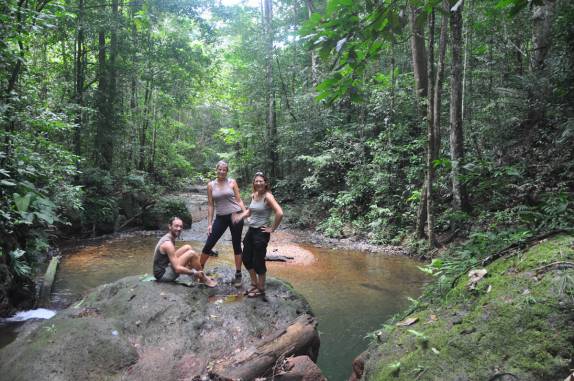 Com o Sven e a Karen no Witti Creek, na Reserva Natural de Brownsberg, no Suriname